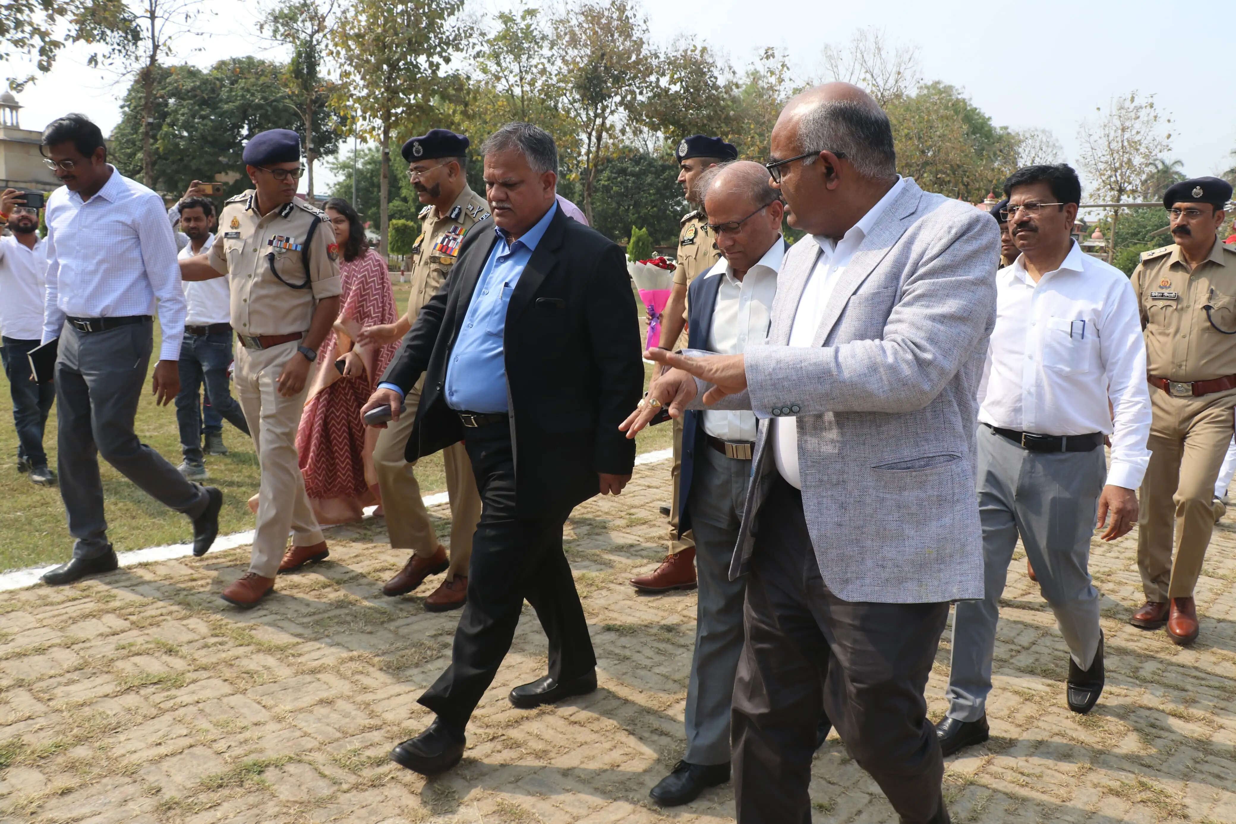 कानपुर : पीएम की प्रस्तावित जनसभा स्थल का मुख्य सचिव और डीजीपी ने लिया जायजा