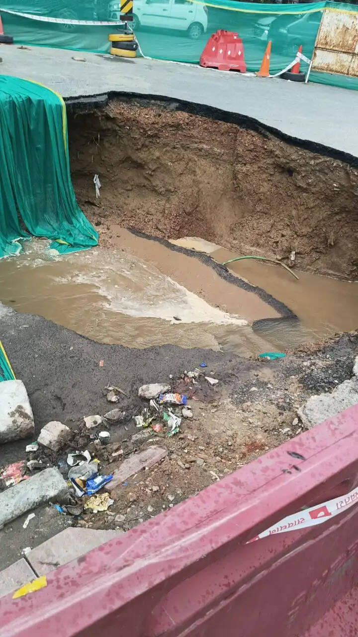 गुरुग्राम में इफको चौक सर्विस रोड पर धंसी जमीन, बना गहरा गड्ढा