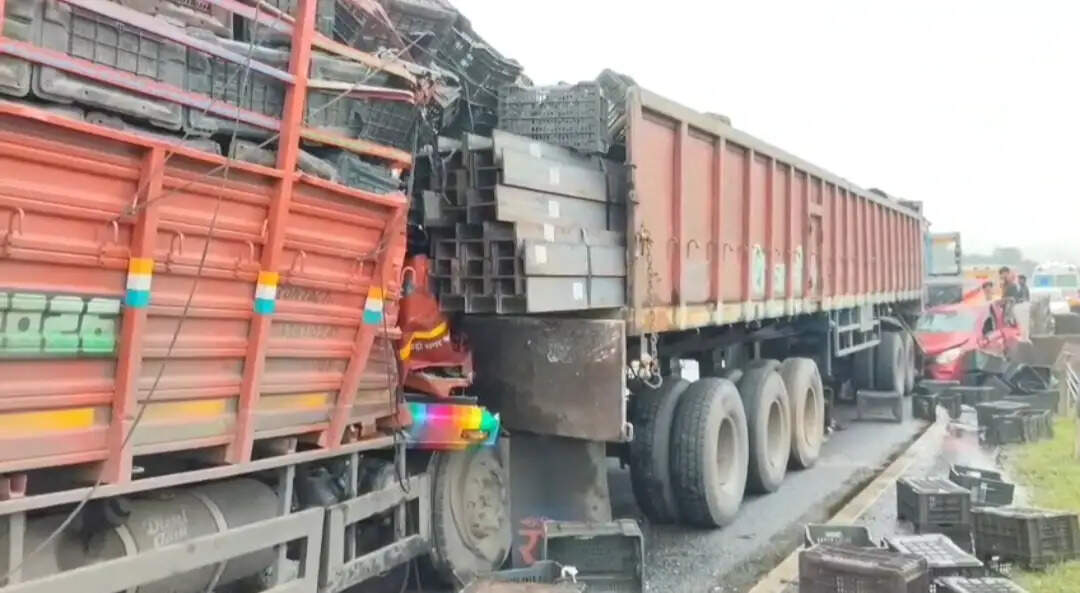 ट्रेलर और ट्रक की टक्कर में चालक-खलासी की मौत