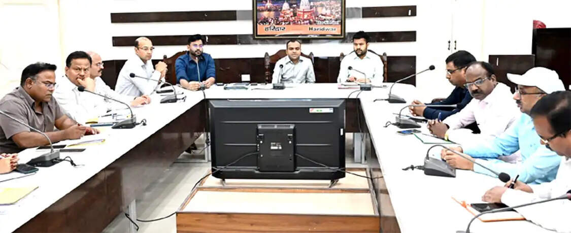 गंगा में कूड़ा फेंकने वालों पर होगी कार्रवाई
