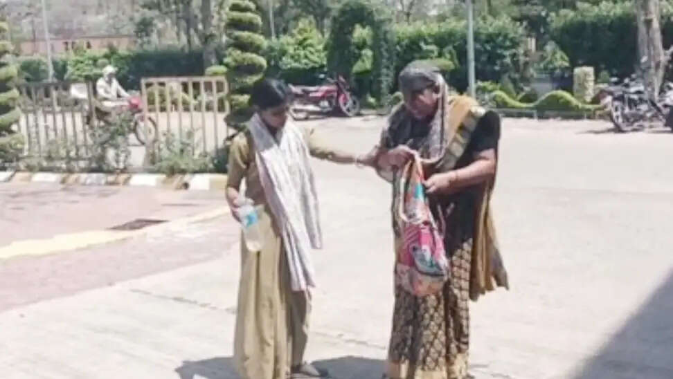 सागरः न्याय न मिलने से परेशान महिला ने जनसुनवाई में किया आत्मदाह का प्रयास