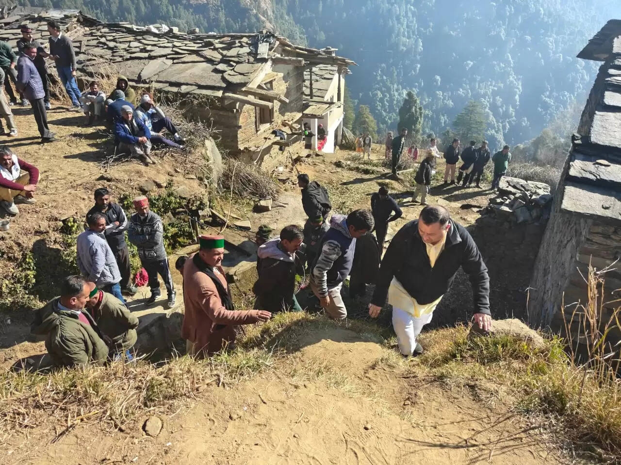 विधायक विनय कुमार ने प्रशासन के साथ किया आगजनी स्थल का दौरा, अभी तक 4&nbsp; शव अवशेष&nbsp; बरामद अन्यों&nbsp; की तलाश जारी&nbsp;