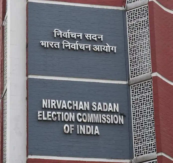 बंगाल विस चुनाव : चुनाव आयोग ने 15 आईपीएस अधिकारियों काे राज्य से बाहर भेजा