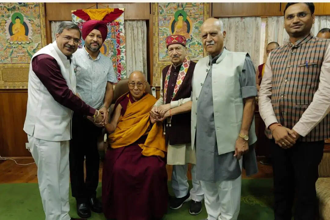 तिब्बती धर्मगुरु दलाई लामा से मिले इंद्रेश कुमार और कुलपति प्रो. बंसल