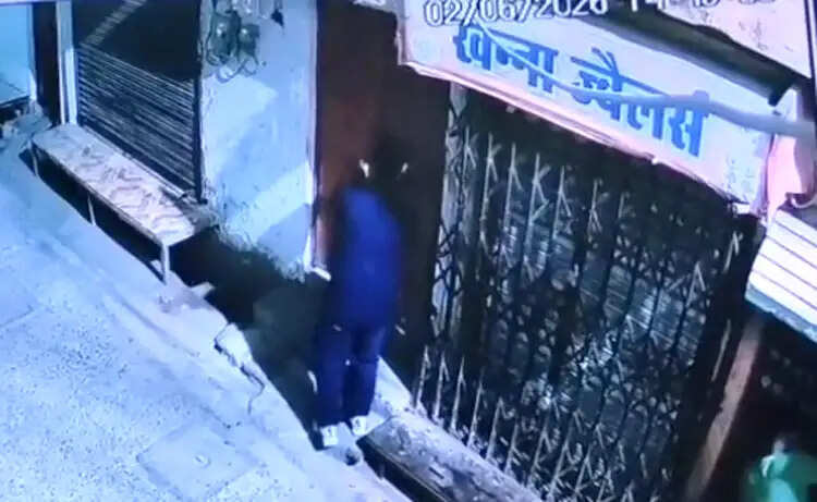 फिल्मी अंदाज में चोरी : लाखों के जेवरात और नकद चोर फरार
