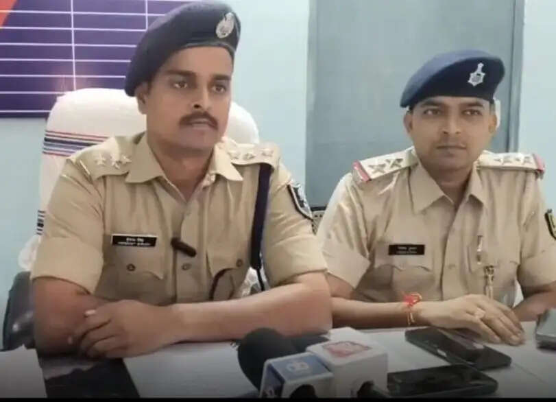 वाहन चोर गिरोह का भंडाफोड़, पांच लोग गिरफ्तार, दो ई-रिक्शा और चार बैट्री