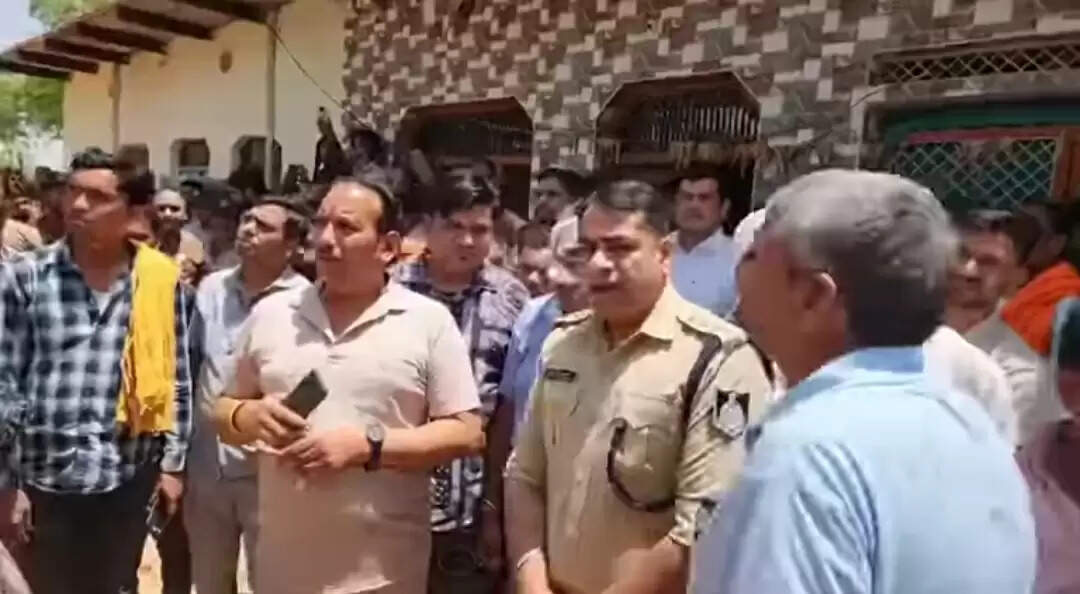 शिवपुरी के पिछोर में आसमान से गिरी वस्तु से मकान के दो कमरे गिरे, आठ फीट गहरा गड्ढा हुआ