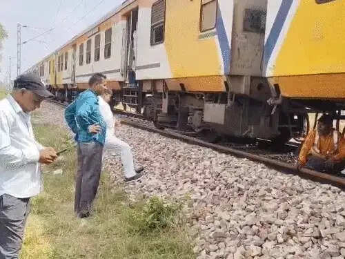 अलवर में खेरली के पास बेपटरी हुई मेमू ट्रेन, दूसरी बोगी के दो पहिए उतरे