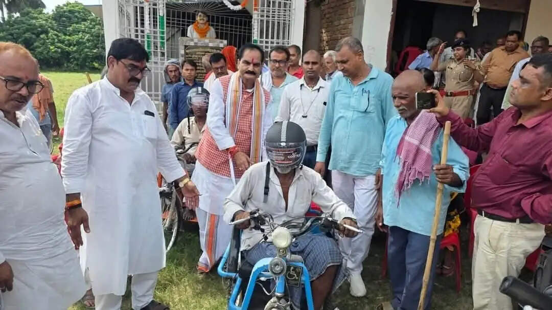 सांसद डॉ. गोपाल जी ठाकुर ने दिव्यांगजनों के बीच बांटी सिलाई मशीन व ट्राई साइकिल