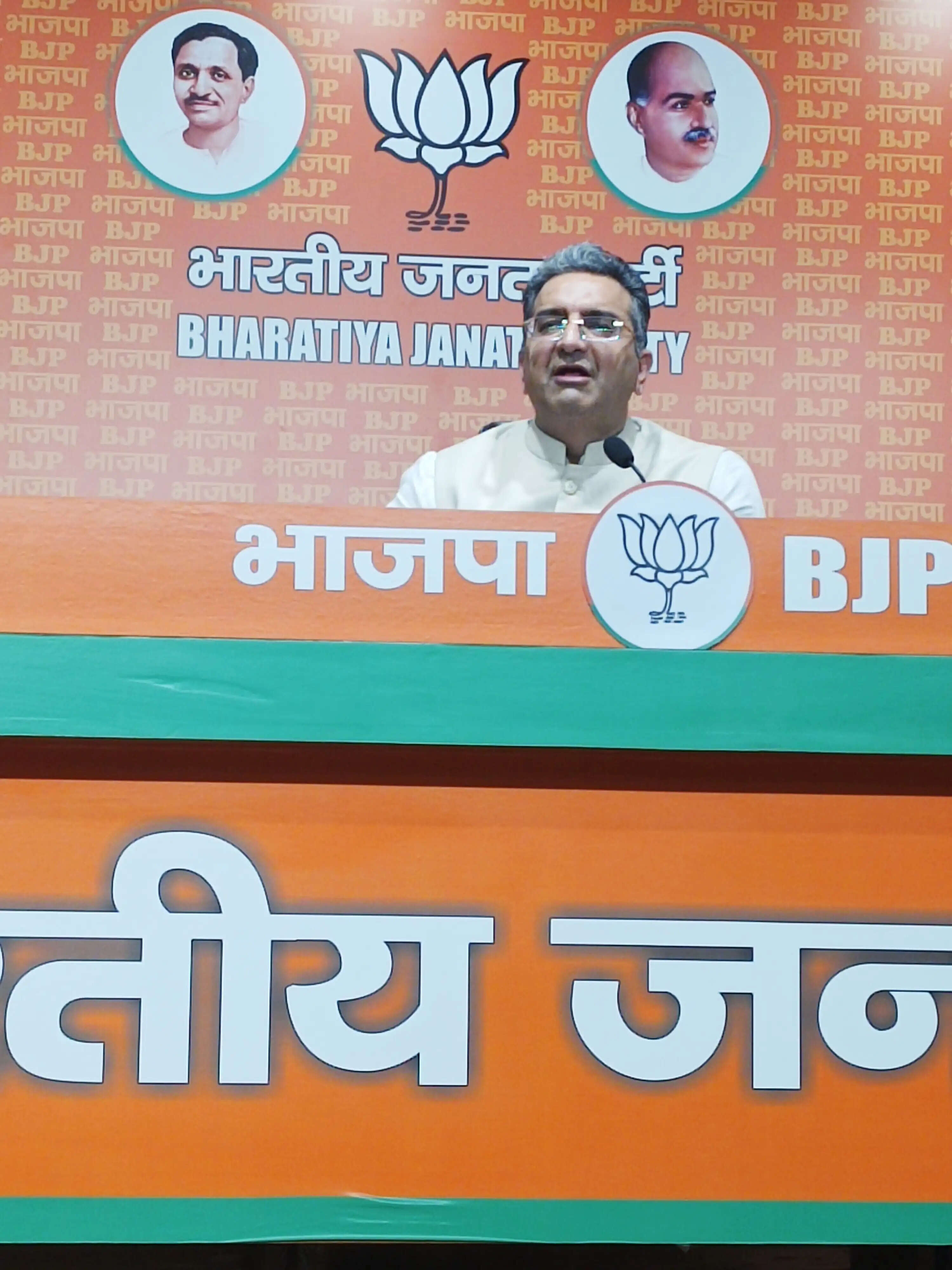 रॉबर्ट वाड्रा के बयान पर भाजपा का पलटवार, कहा-भ्रष्टाचारियों को जेल की सलाखों के पीछे जाना चाहिए