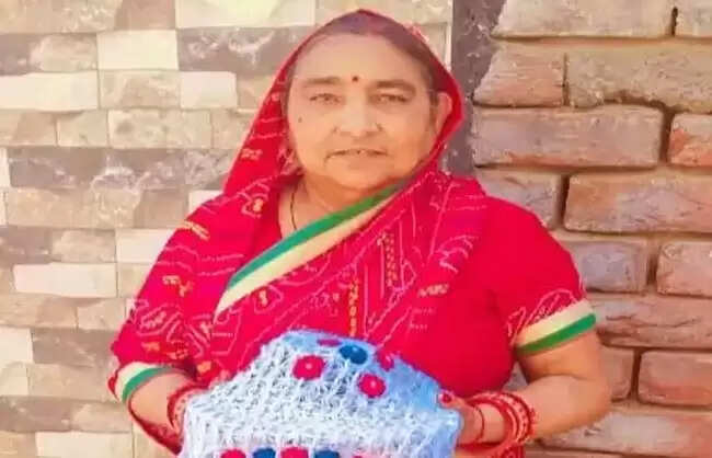 रेवाड़ीः गाय के हमले से महिला की मौत, परिजनों ने उपायुक्त को सौंपा ज्ञापन