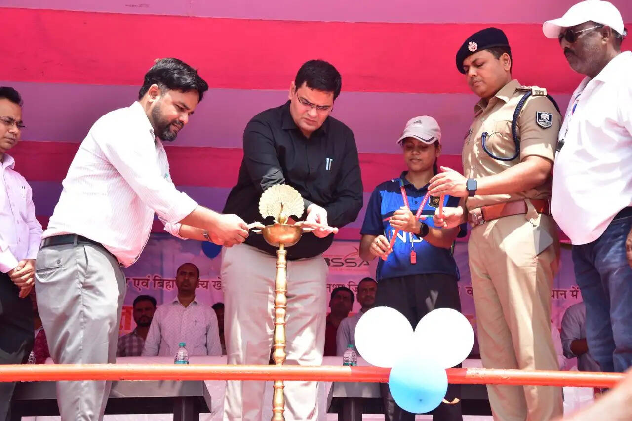 जिला स्तरीय विद्यालय खेल प्रतियोगिता का जिलाधिकारी ने किया शुभारंभ