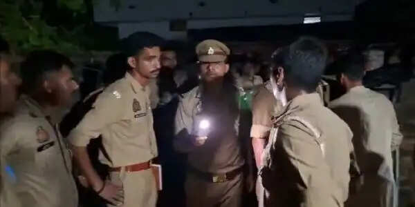 (अपडेट) आजमगढ़ में पूजा के बीच चली&nbsp;गोलियां, पत्नी और दो पुजारियों समेत तीन की मौत, बच्चों संग घर में बंद आरोपी