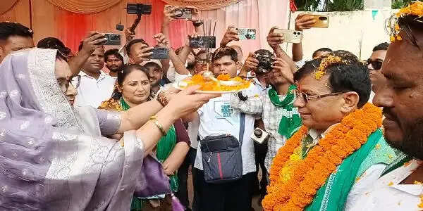 पति के स्वागत में आरती उतारना पड़ा महंगा, जदयू ने संगीता यादव को दल से किया निष्कासित