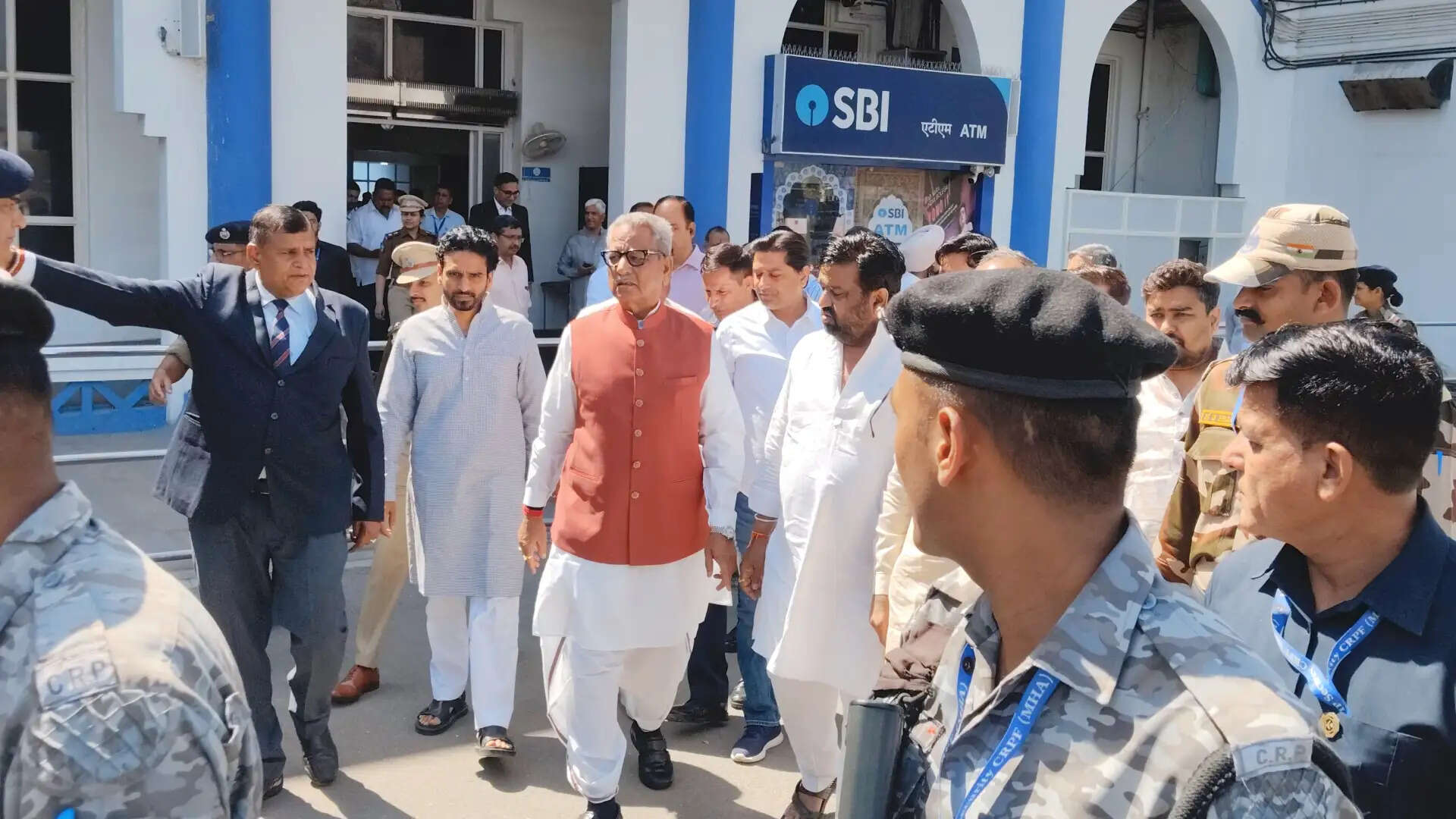 सिक्किम के राज्यपाल को दिया गार्ड ऑफ ऑनर