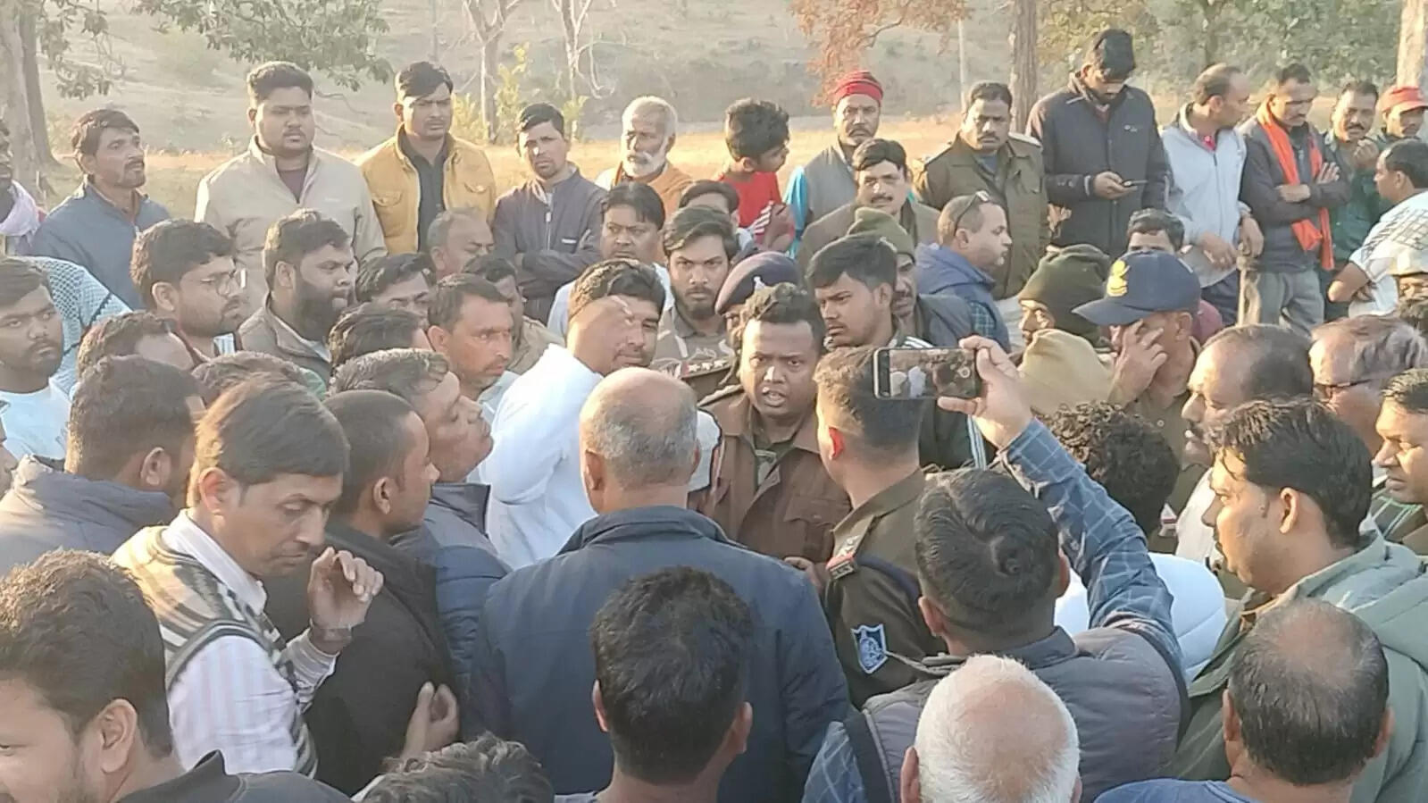 अनूपपुर: टूटी सड़क पर टोल वसूली के खिलाफ ट्रांसपोर्टरों का प्रदर्शन, टोल वसूली बंद