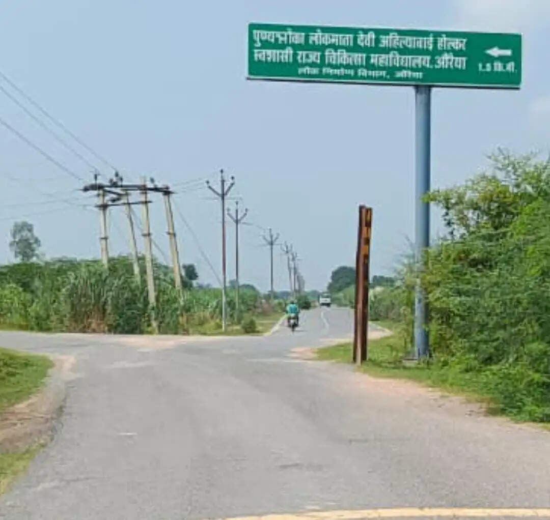 हाईगेज टूटने से ओवरलोड वाहनों की आवाजाही बढ़ी, रेलवे क्रॉसिंग पर लग रहा जाम