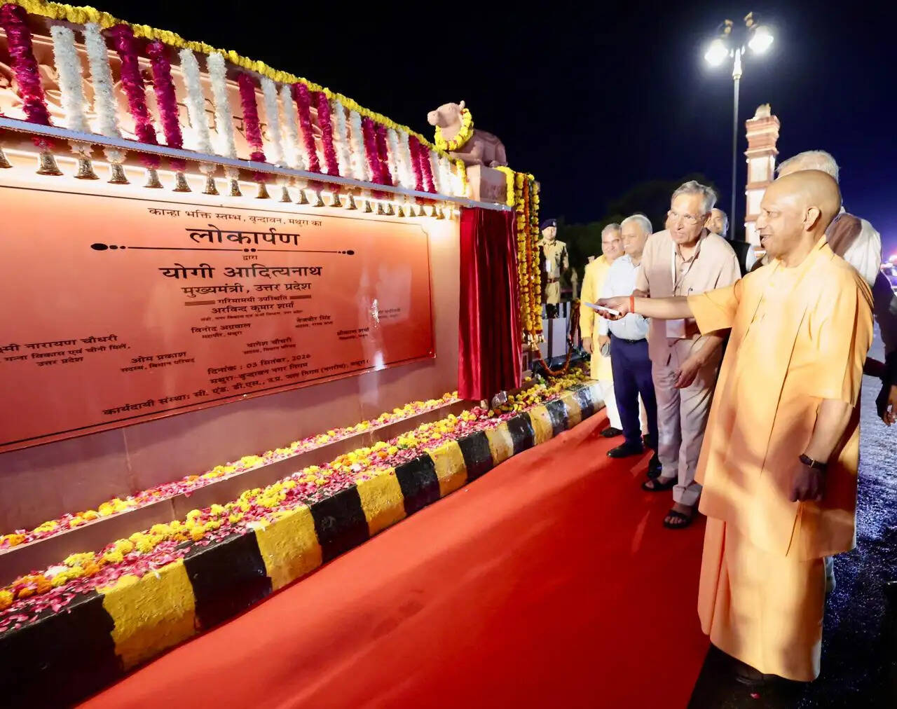 सीएम योगी ने कान्हा भक्ति स्तंभ मार्ग का किया लोकार्पण, नक्काशीदार स्तंभों के पास मंत्री संग ली सेल्फी