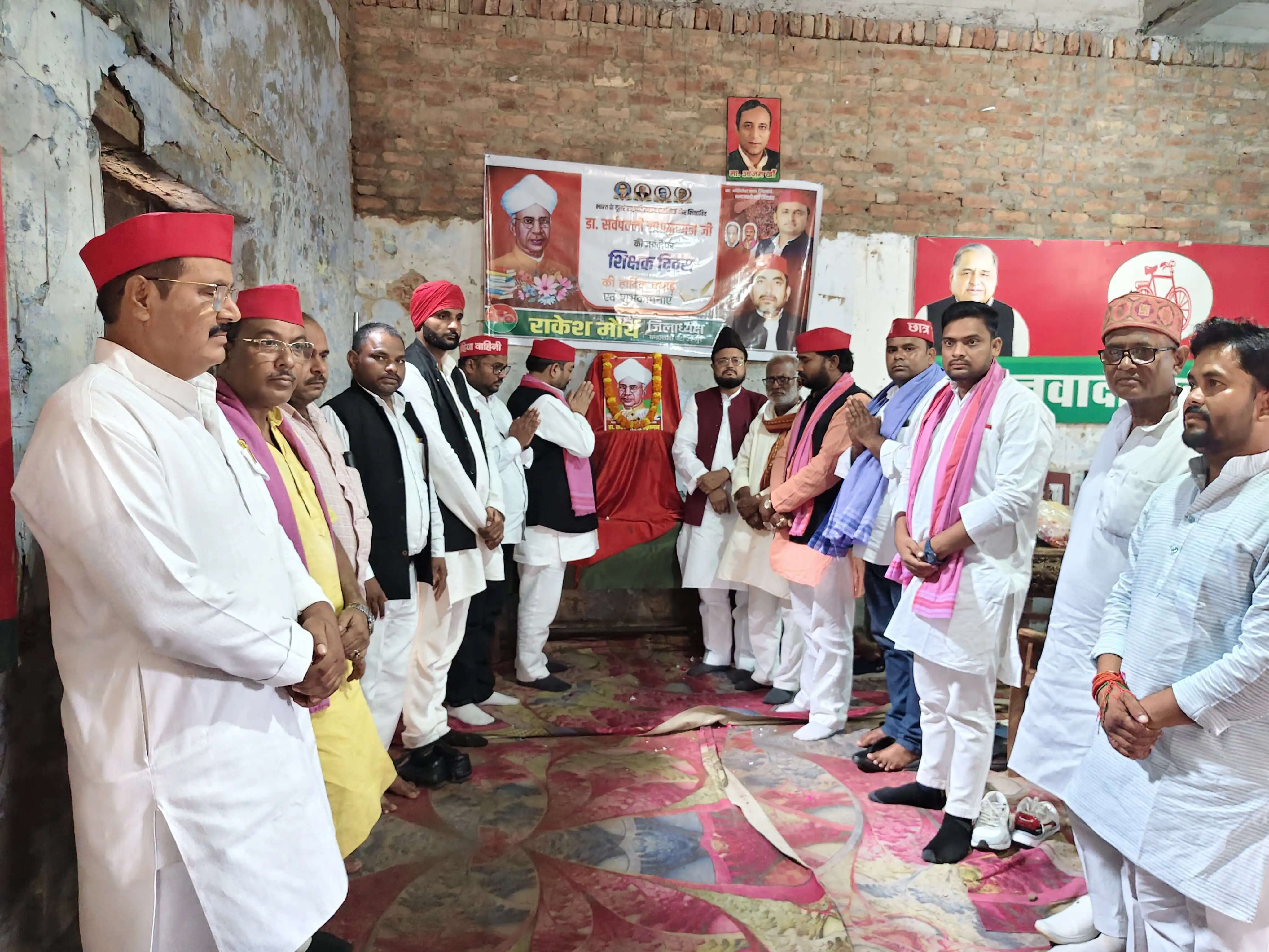 शिक्षक दिवस पर सपा ने मनाई डॉ. राधाकृष्णन की जयंती, बाबू जगदेव प्रसाद को दी श्रद्धांजलि