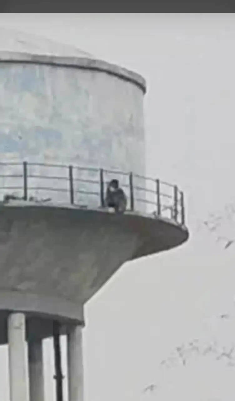 बॉयफ्रेंड से शादी काे लेकर 200 फीट ऊंची टंकी पर चढ़ी नाबालिग लड़की, दाेनाें के बालिग हाेने पर शादी हाेने की बनी सहमति