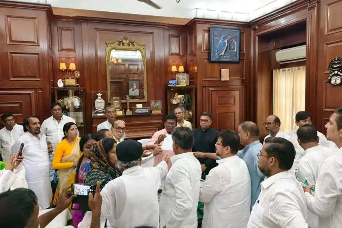 ऋतब्रत बनर्जी को विपक्ष का नेता बनाने की मांग, 58 तृणमूल विधायकों ने विधानसभा अध्यक्ष को भेजा पत्र