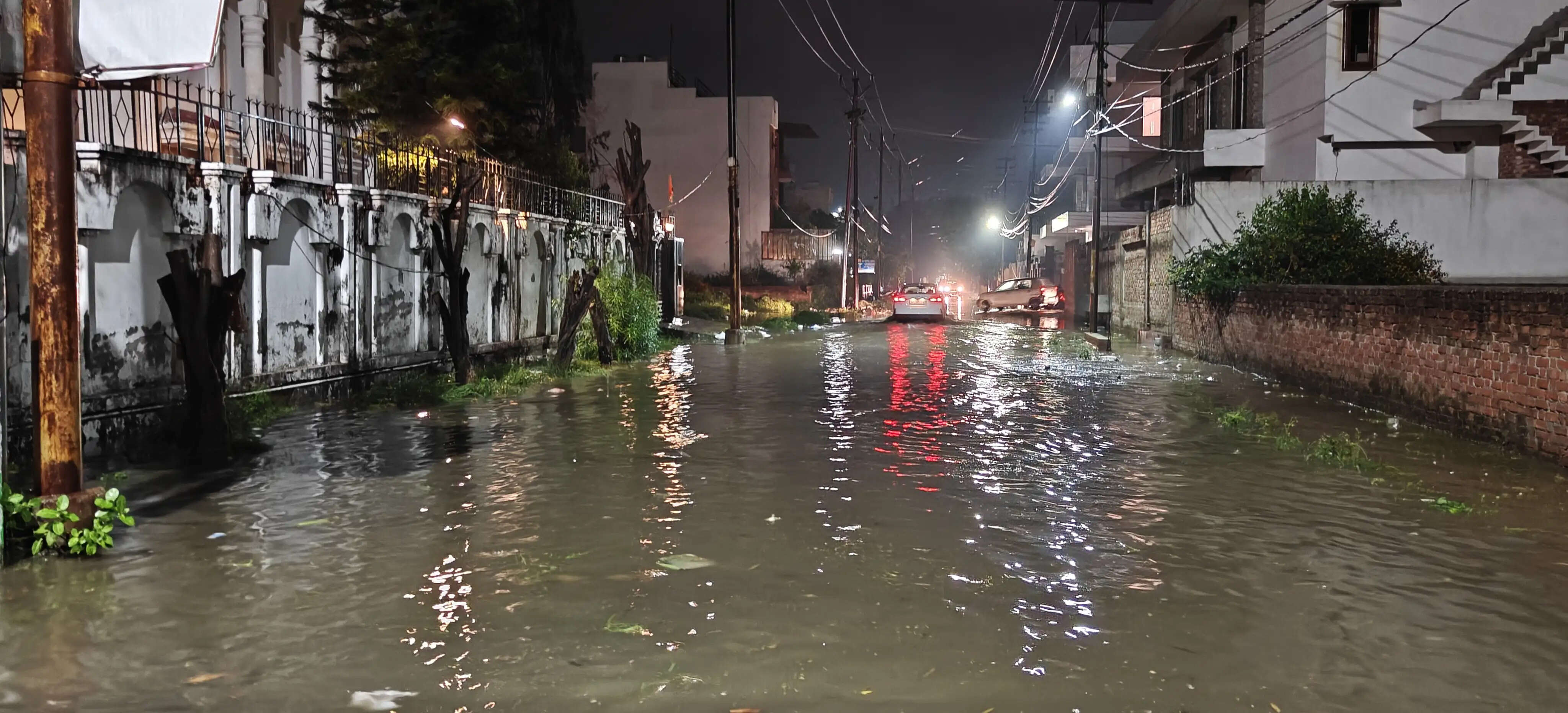 मुरादाबाद : तीन घंटे की मूसलाधार बारिश से पीतलनगरी पानी से लबालब