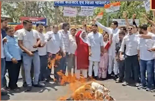 पेपर लीक प्रकरण में कांग्रेसियों ने केंद्रीय मंत्री का फूंका पुतला