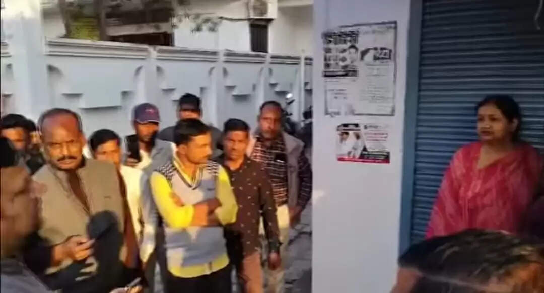 सीतापुर : एसपी आवास मार्ग से जीआईसी चौराहे तक चला बुलडोजर