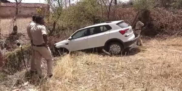 बलरामपुर : वाड्रफनगर एसडीएम की निजी कार गढ्ढे में जा गिरी, सभी सुरक्षित