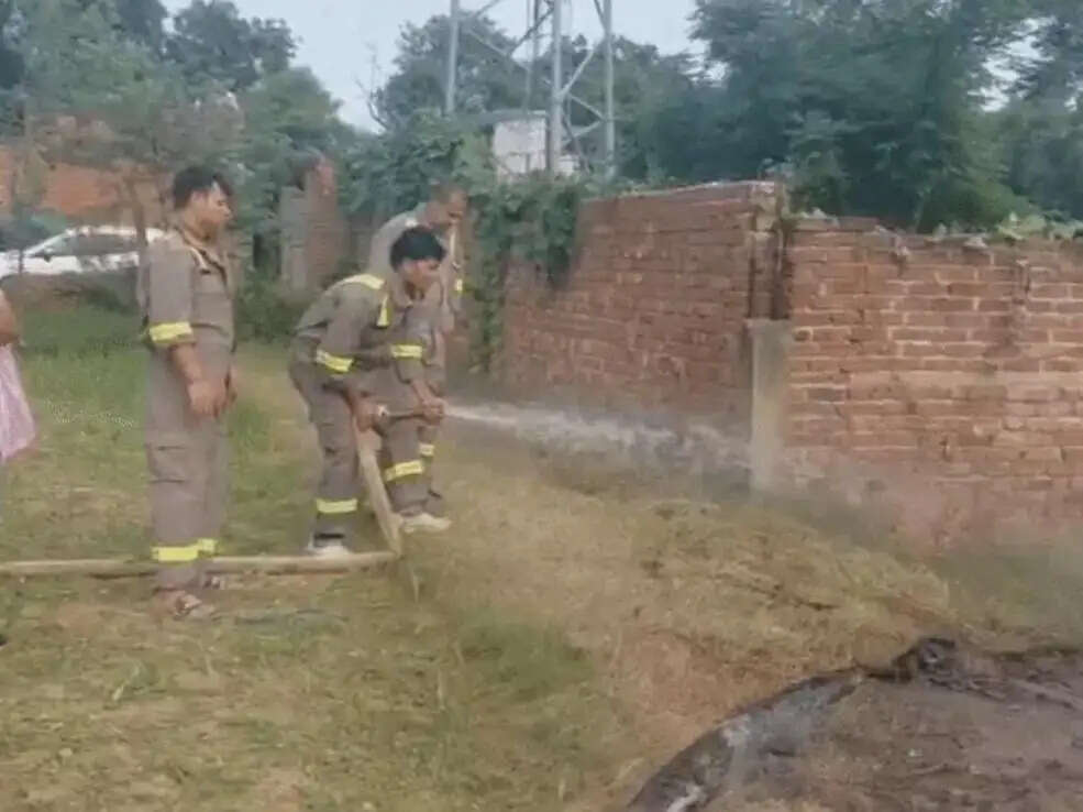 महिला की संदिग्ध मौत, फायर ब्रिगेड ने बुझाई चिता की आग