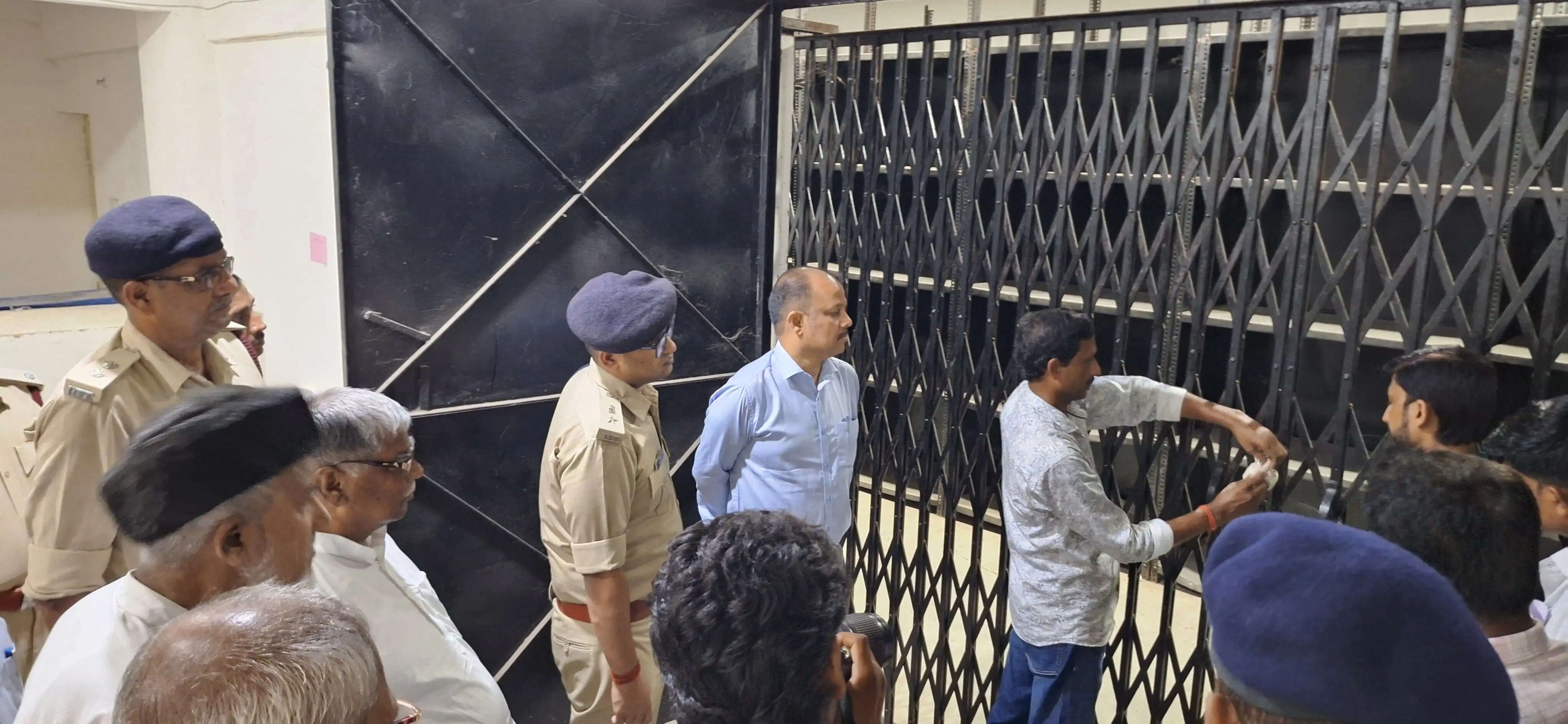 डीएम व एसपी ने ईवीएम वीवीपैट वेयरहाउस का संयुक्त निरीक्षण किया
