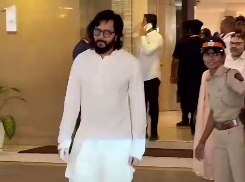 संगीत जगत में शोक की लहर: आशा भोसले के अंतिम दर्शन के लिए उमड़ी भीड़