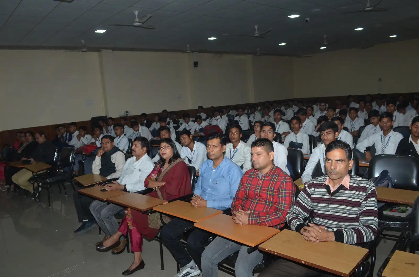 प्रदूषण चरम पर है संभल जाइए,बॉडी बनाना छोड़ एंटीबॉडी बनाइए: पंकज प्रसून