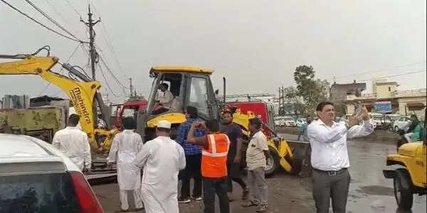 इंदौरः शासकीय चरनोई भूमि से 35 दुकानों का अतिक्रमण हटाया गया