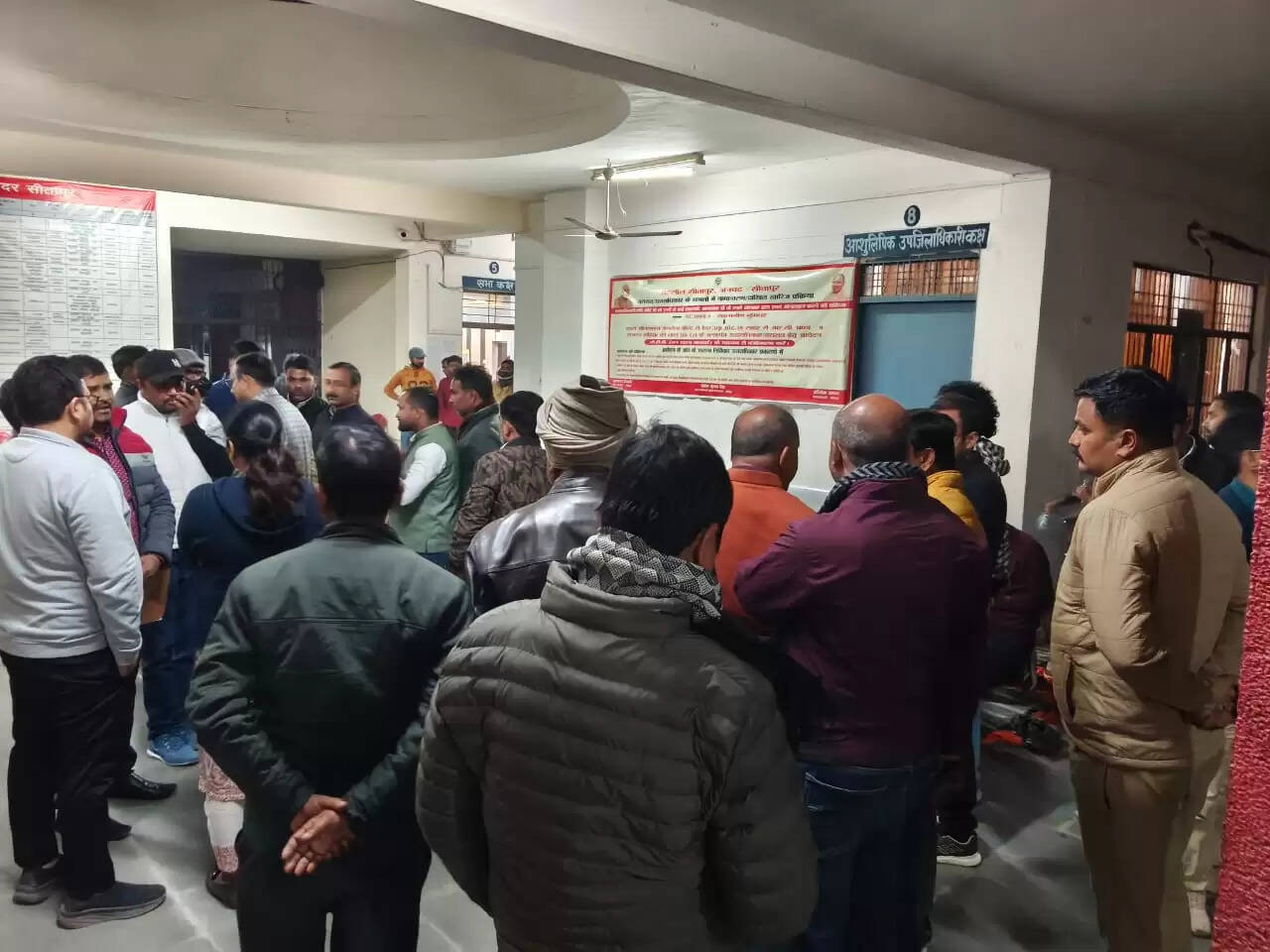 एसडीएम सदर के खिलाफ धरने पर लेखपाल