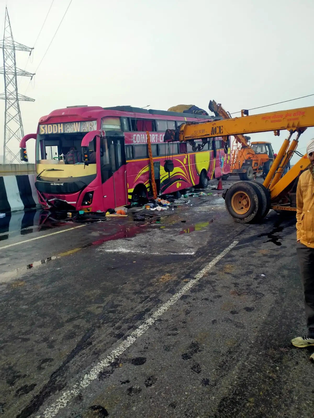 भीलवाड़ा बाईपास पर बस पलटी, 25 से अधिक लोग घायल