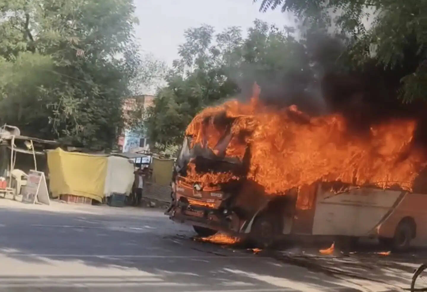 रोडवेज की चलती बस बीच चौराहे पर बनी आग का गोला