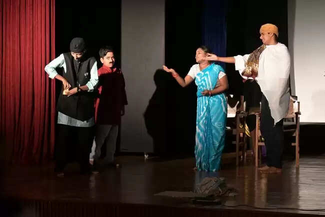 “दीवारें गिरीं... लेकिन दरवाजे अब भी बंद हैं!”