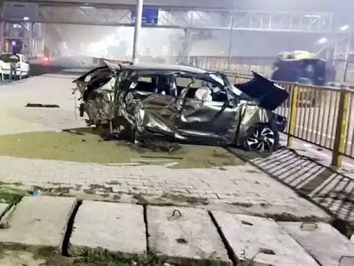 फरीदाबाद : बेकाबू होकर डिवाइडर से टकराई कार, युवक की मौत