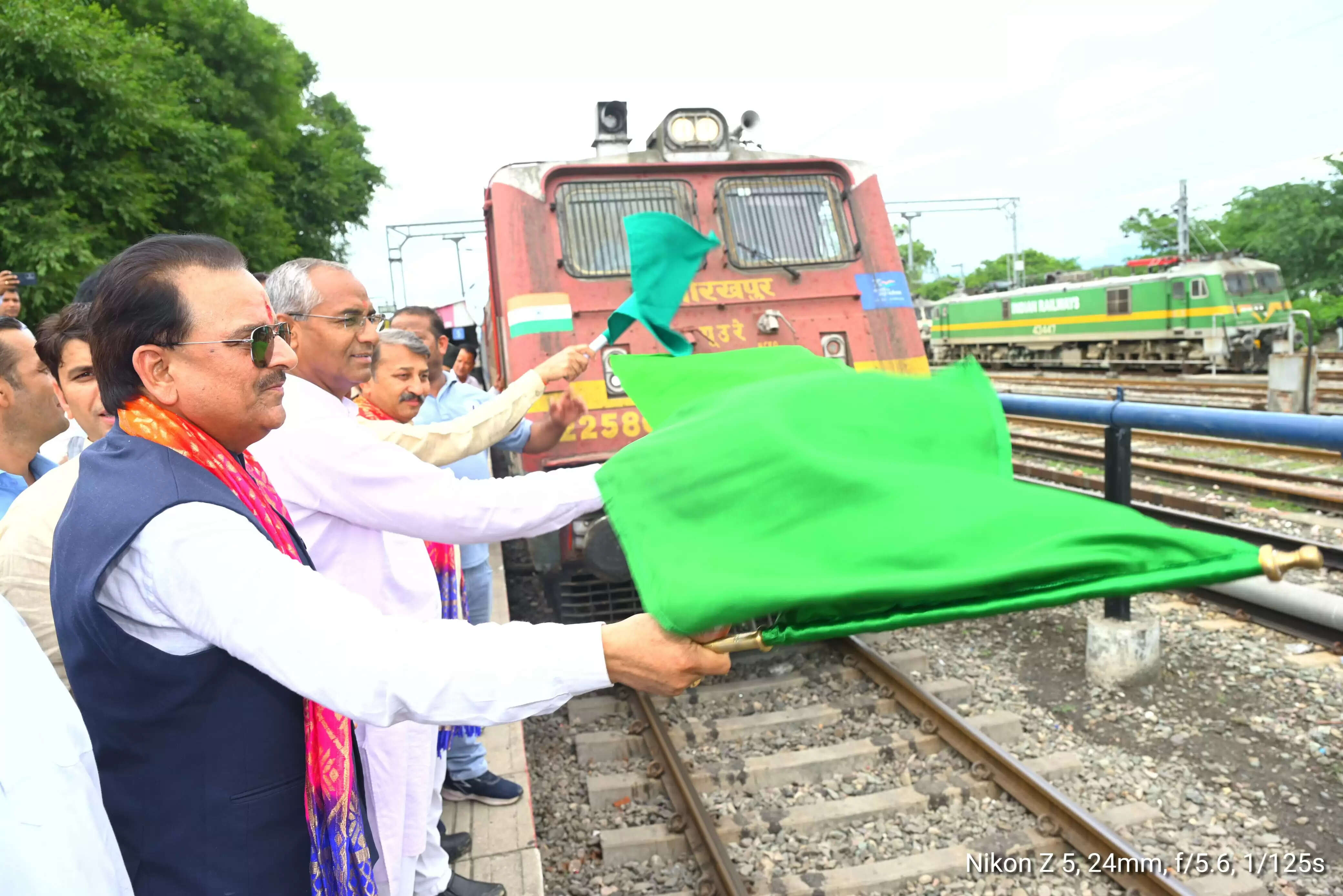 लालकुआं-प्रयागराज के बीच रेलसेवा हुई शुरु, सांसद ने दिखाई हरी झंडी