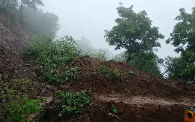 महाराष्ट्र में मूसलाधार बारिश से ८ जगह जमीन धसकी, पुणे के मावल में तीन लोगों की मौत