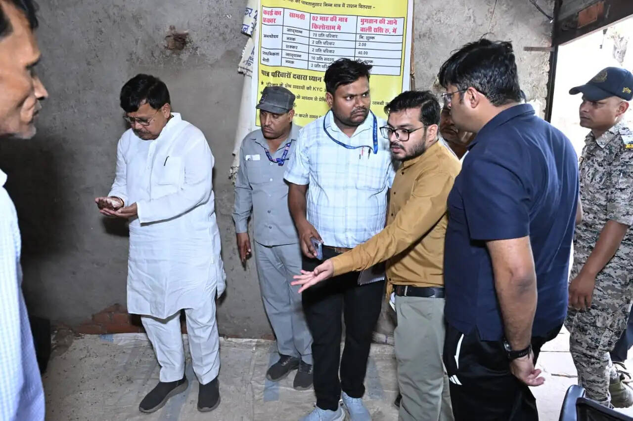 शिवपुरीः प्रभारी मंत्री ने उचित मूल्य दुकान का किया औचक निरीक्षण, पारदर्शी राशन वितरण के दिए निर्देश