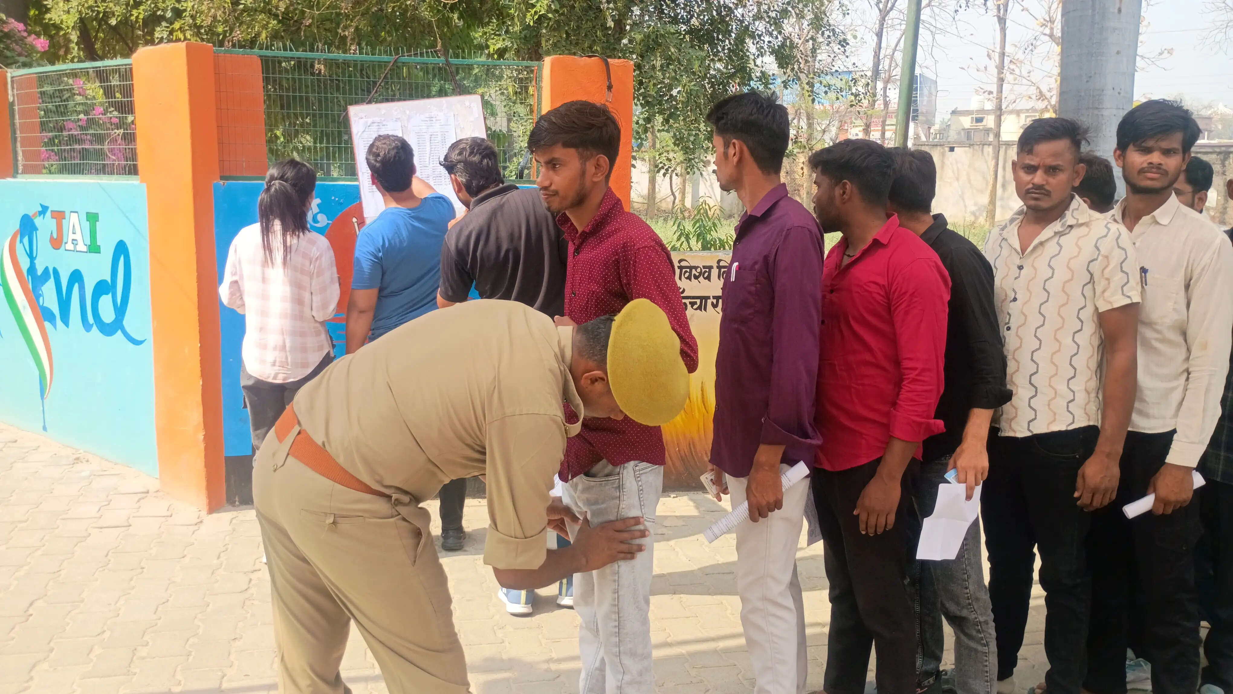 यूपी होमगार्ड्स परीक्षा: जौनपुर में 19 केंद्रों पर 50 हजार अभ्यर्थी शामिल