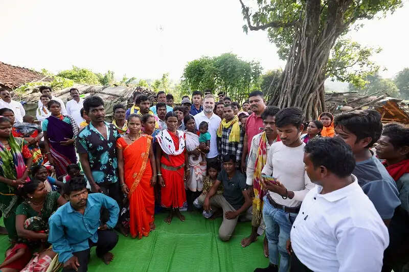 (अपडेट) मप्र के बालाघाट में मृत बच्चों के परिवारों से मिले राहुल गांधी, बोले- आदिवासी देश के मालिक, इन्हें हक मिले