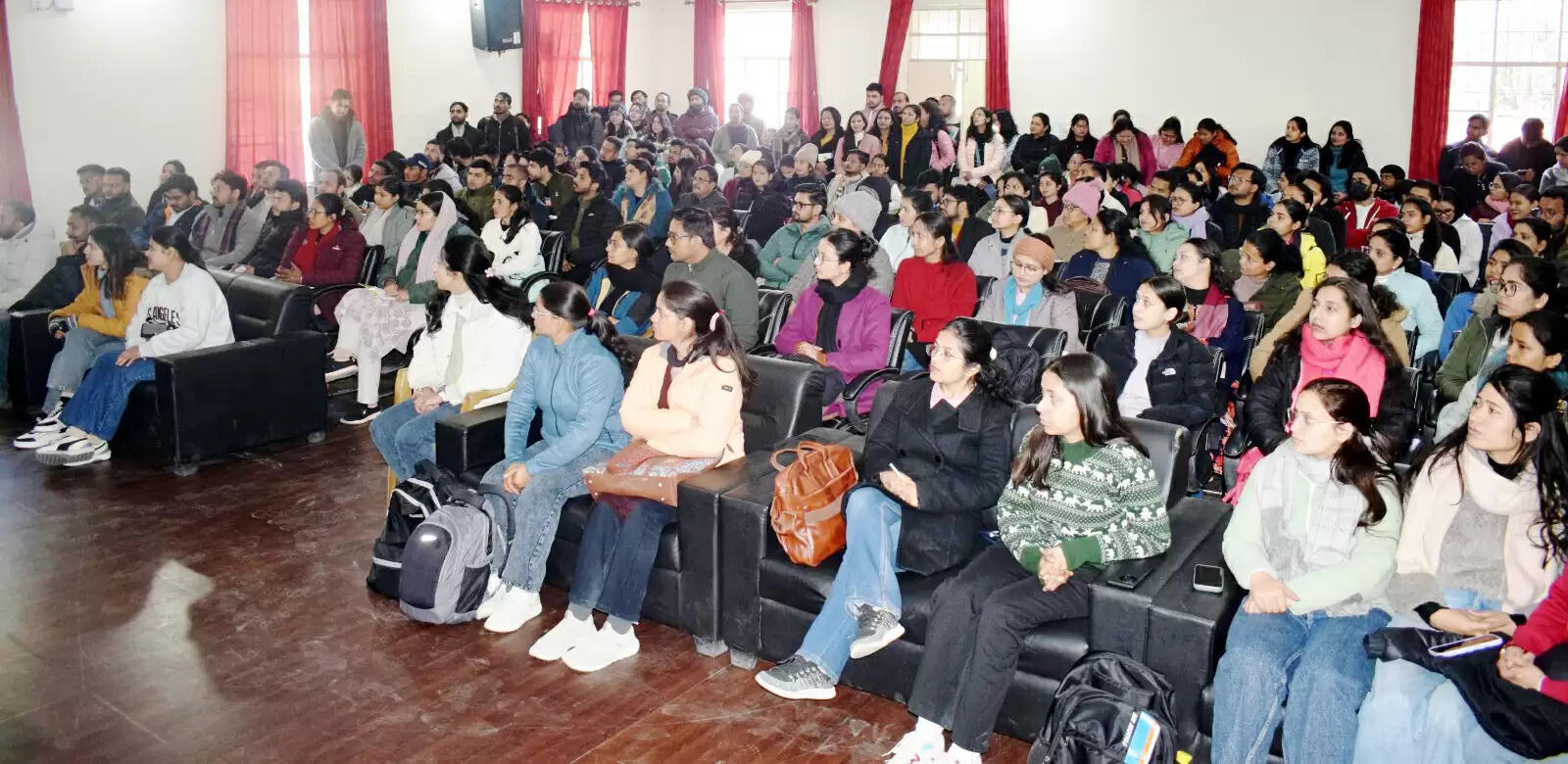 कुमाऊं विश्वविद्यालय में शोधार्थियों से कुलपति का खुला संवाद, समस्याओं और सुझावों पर हुई चर्चा