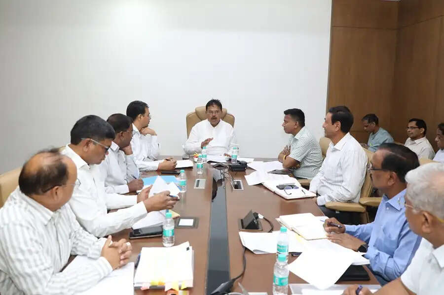 बिजली बिलों की वसूली की शुरूआत बड़े लोगों से करें : ऊर्जा मंत्री तोमर