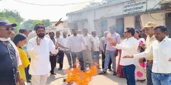 कांग्रेस का प्रदर्शन, मुख्य चुनाव आयुक्त का पुतला फूंका