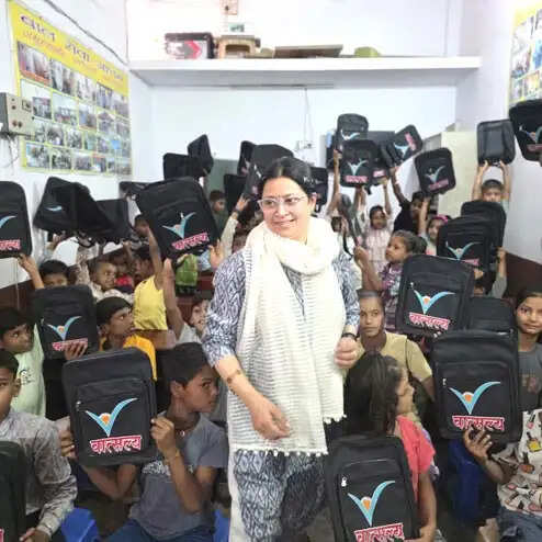 डॉ. कीर्तिका अग्रवाल ने बच्चों को सामग्री वितरित कर शिक्षा के प्रति किया प्रेरित