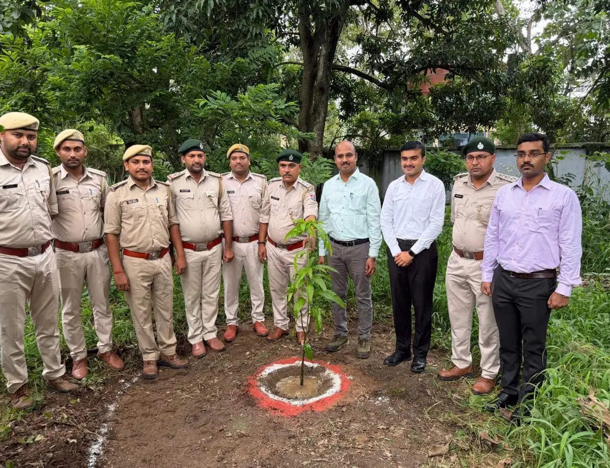 एक पेड़ माँ के नाम अंतर्गत वृक्षारोपण करने का दिया संदेश