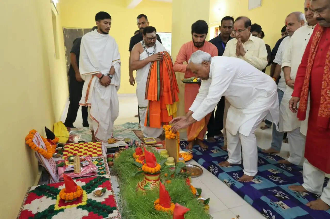 पटना के प्रमुख मंदिरों में नीतीश कुमार ने की पूजा-अर्चना
